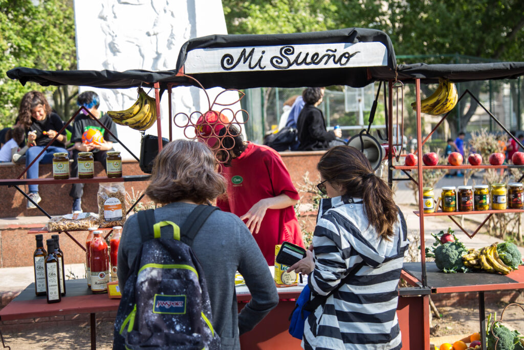 Benjamin y Felipe Alvarez hacen una activacion de la obra Mi Sueno junto al publico